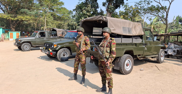 ঝিনাইদহে বাড়ি ঘিরে রেখেছে যৌথবাহিনী